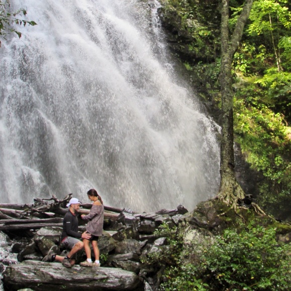 Meet your Posher, Hannah - Picture 1 of 4